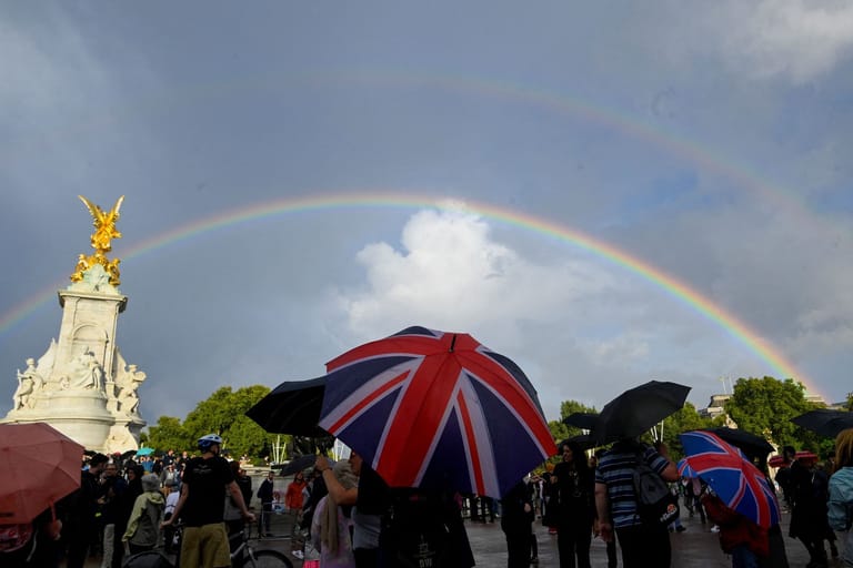 Ein Regenbogen erscheint am Buckingham Palace, wo viele sich von Königin Elizabeth verabschieden.
