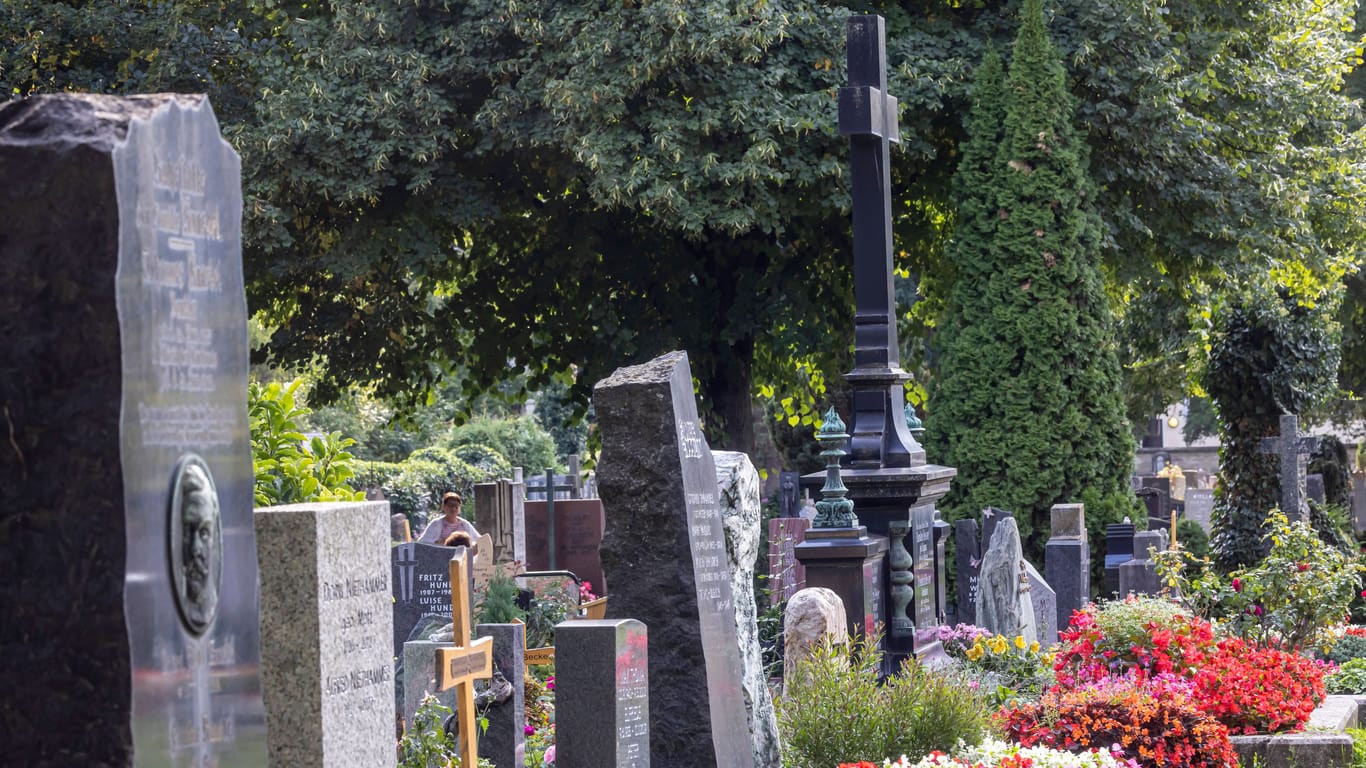 Friedhof (Symbolbild): Ein Mann hat sich und seine Frau auf einem österreichischen Friedhof getötet.