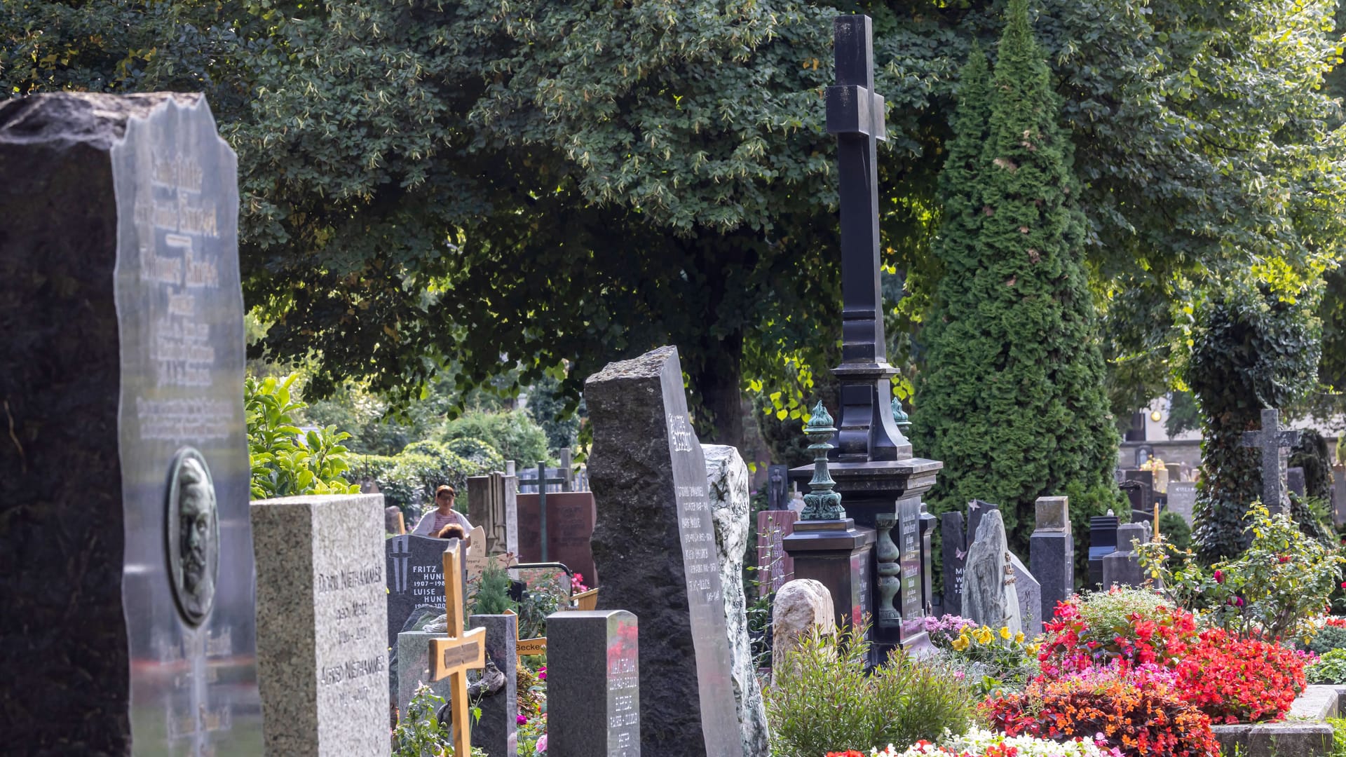Friedhof (Symbolbild): Ein Mann hat sich und seine Frau auf einem österreichischen Friedhof getötet. Friedhof (Symbolbild): Ein Mann hat sich und seine Frau auf einem österreichischen Friedhof getötet.