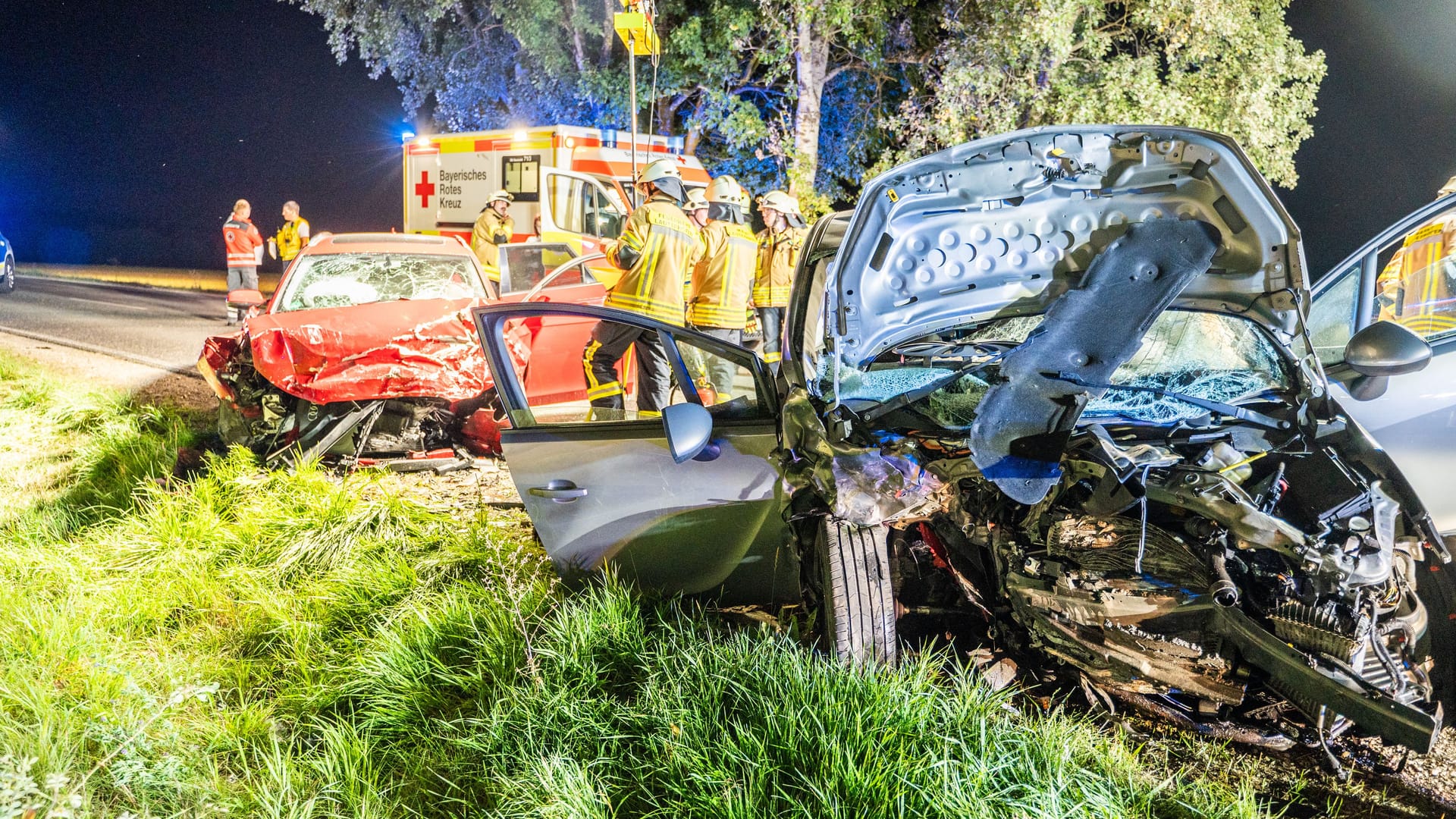 Beide Wagen wurden schwer beschädigt: Professionelle Ersthelfer waren schnell zur Stelle. Beide Wagen wurden schwer beschädigt: Professionelle Ersthelfer waren schnell zur Stelle.