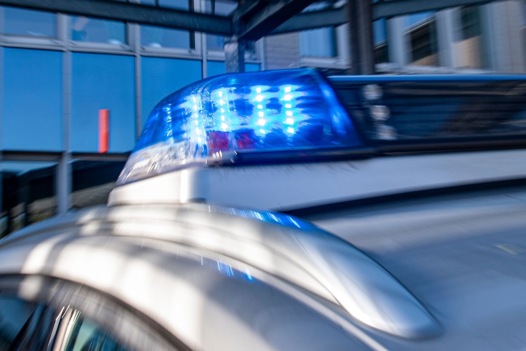 Schwerer Unfall mit Krankenwagen: Drei Tote und zwei Schwerverletzte in  Bayern – Trümmerfeld an Einsatzstelle