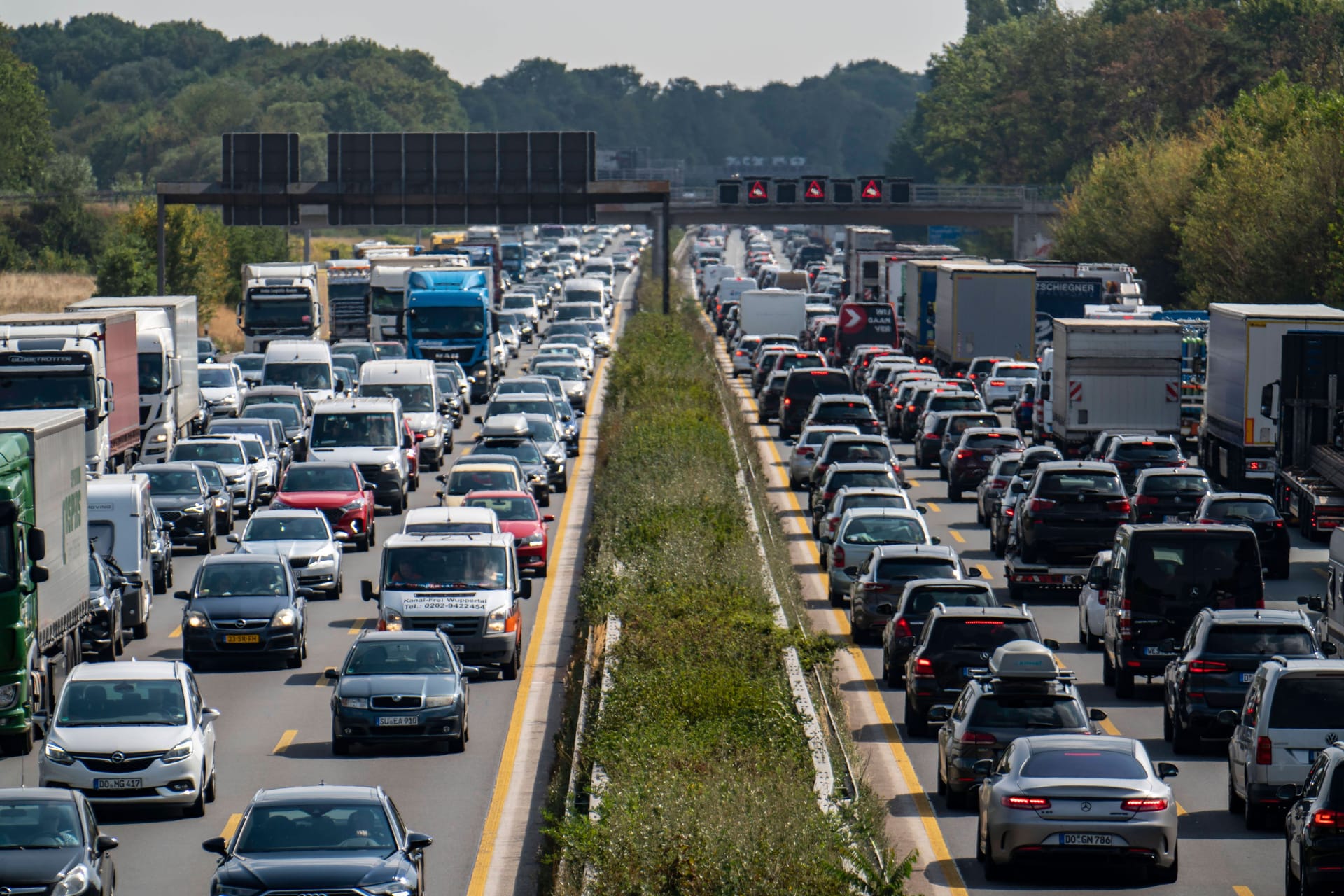 Stau auf der Autobahn A3 (Archivbild): Wegen Bauarbeiten an der Fahrbahndecke kann die Strecke teilweise nicht befahren werden.