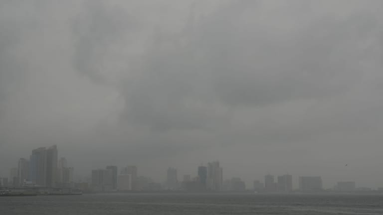 Regen ziehen über die Hauptstadt Manila, Philipinnen.