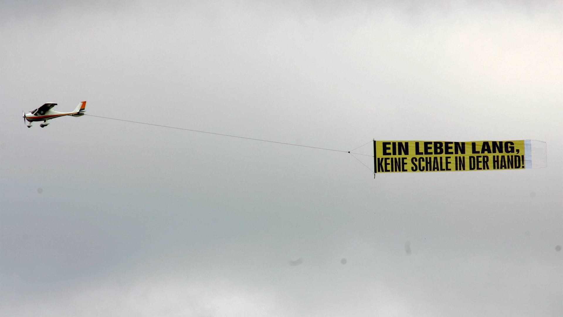 Im Mai 2007 kreiste ein Kleinflugzeug über dem Westfalenstadion. Es zog einen Banner mit der Aufschrift: "Ein Leben lang: Keine Schale in der Hand!"