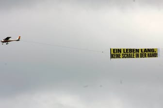 Im Mai 2007 kreiste ein Kleinflugzeug über dem Westfalenstadion. Es zog einen Banner mit der Aufschrift: "Ein Leben lang: Keine Schale in der Hand!"