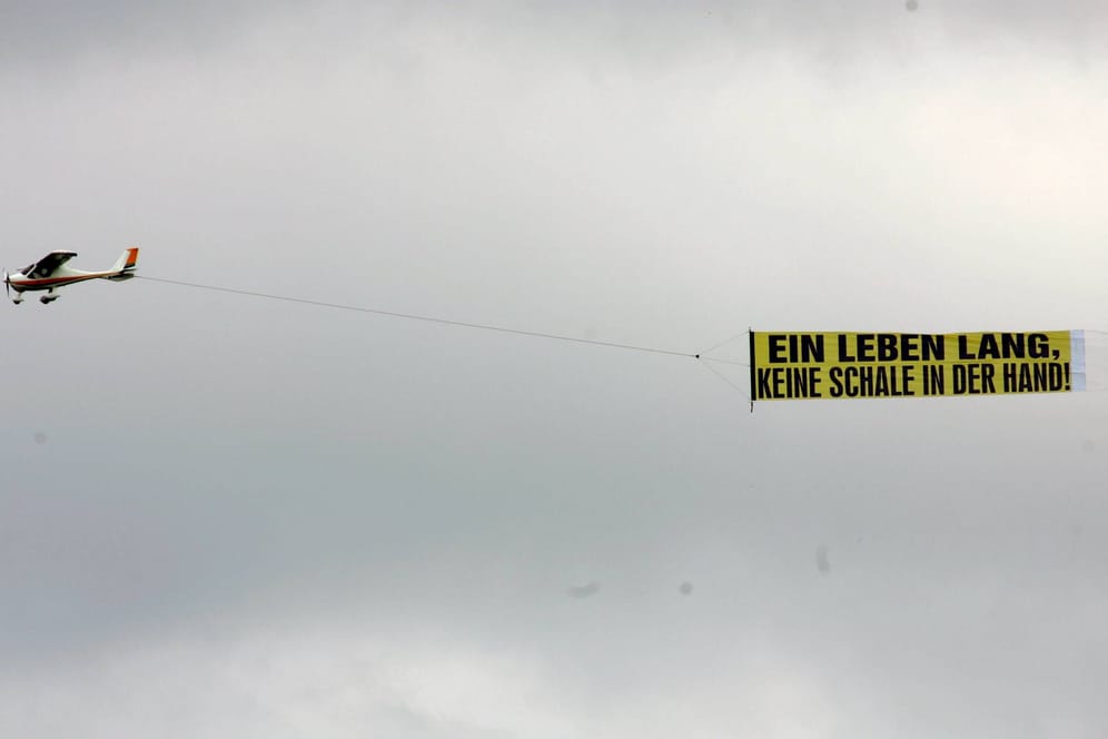 Im Mai 2007 kreiste ein Kleinflugzeug über dem Westfalenstadion. Es zog einen Banner mit der Aufschrift: "Ein Leben lang: Keine Schale in der Hand!"