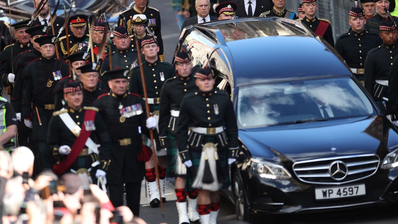 Trauerprozession durch Edinburgh: Der Sarg von Königin Elizabeth II. wird durch die Stadt gefahren.