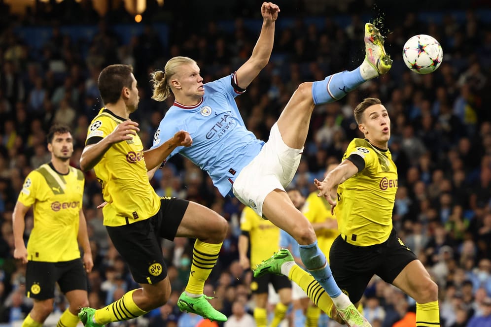 Unaufhaltsam: Erling Haaland (M.) erzielt das 2:1 für Manchester City gegen Borussia Dortmund.