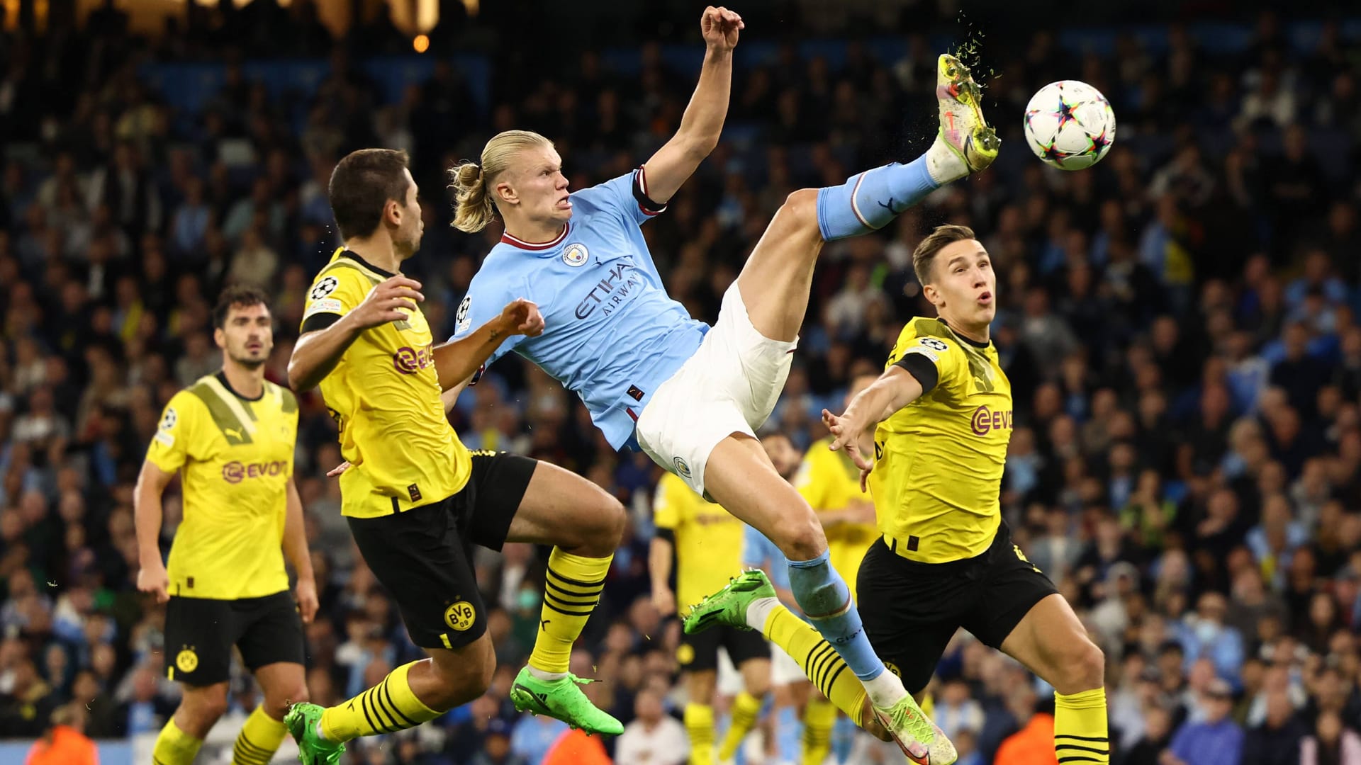 Unaufhaltsam: Erling Haaland (M.) erzielt das 2:1 für Manchester City gegen Borussia Dortmund.