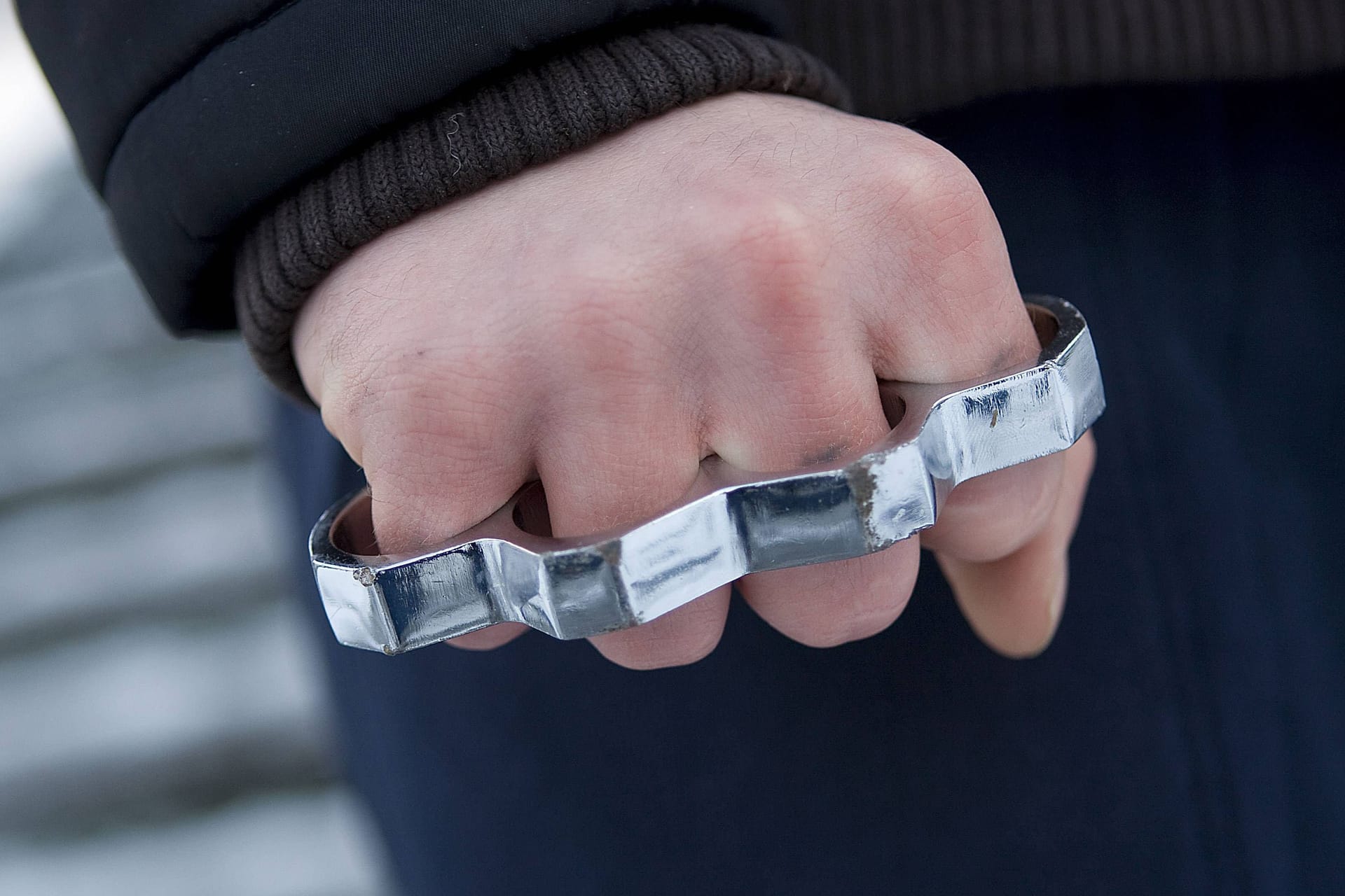Hand mit Schlagring (Symbolbild): Einer der Täter soll einen solchen eingesetzt haben.