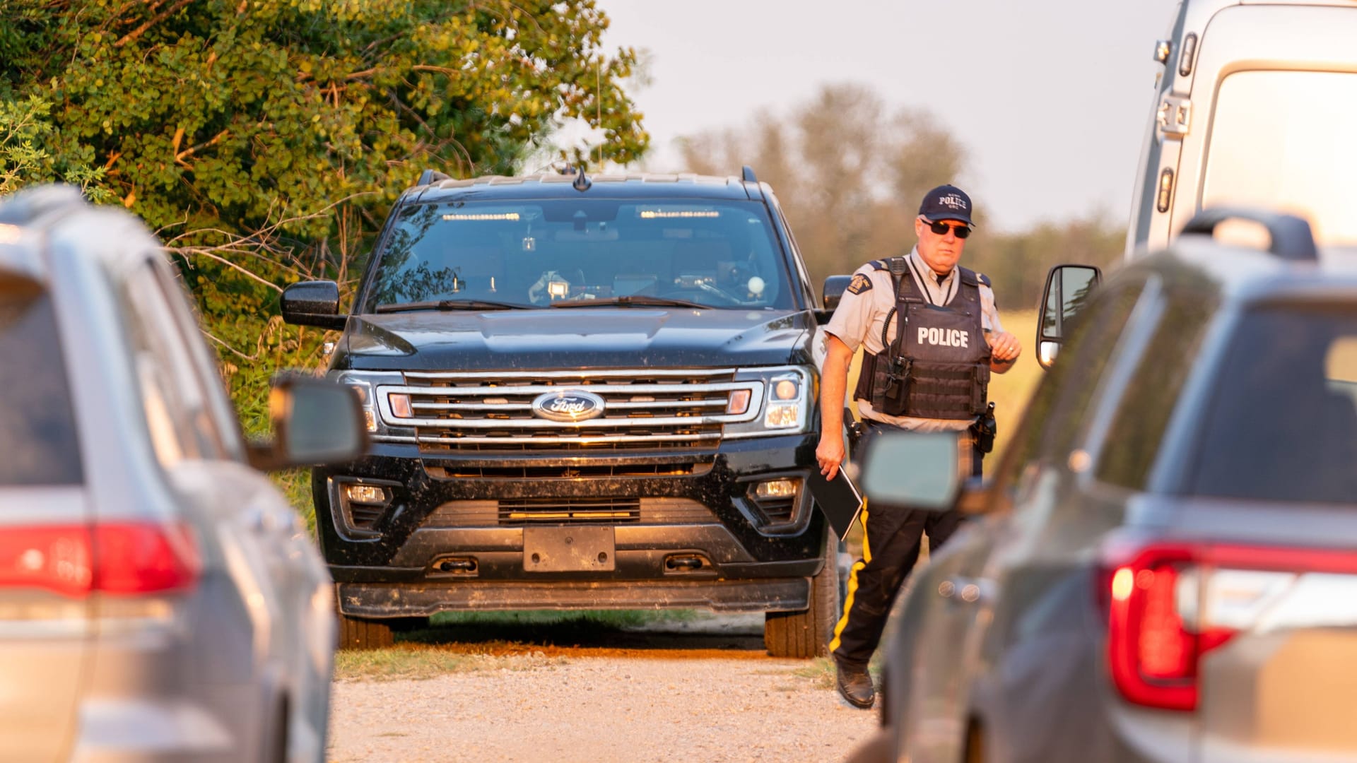 Polizei an einem Tatort in der Provinz Saskatchewan: Bei mehreren Messerangriffen kamen mindestens 10 Menschen ums Leben. Polizei an einem Tatort in der Provinz Saskatchewan: Bei mehreren Messerangriffen kamen mindestens 10 Menschen ums Leben.