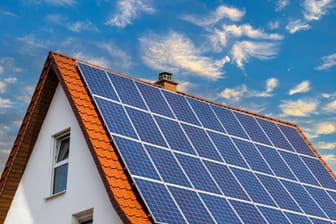Nachhaltige Ergänzung: Um Heizkosten und Ressourcen zu sparen, können Solaranlagen auf dem Dach helfen, die natürliche Energie der Sonne nutzbar zu machen.