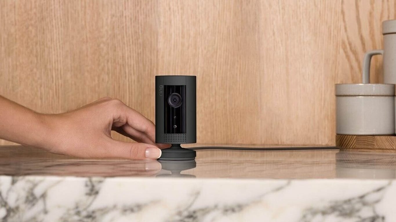 Die Plug-in-HD-Sicherheitskamera mit Gegensprechfunktion von Ring gibt es aktuell zum Tiefpreis bei Amazon.