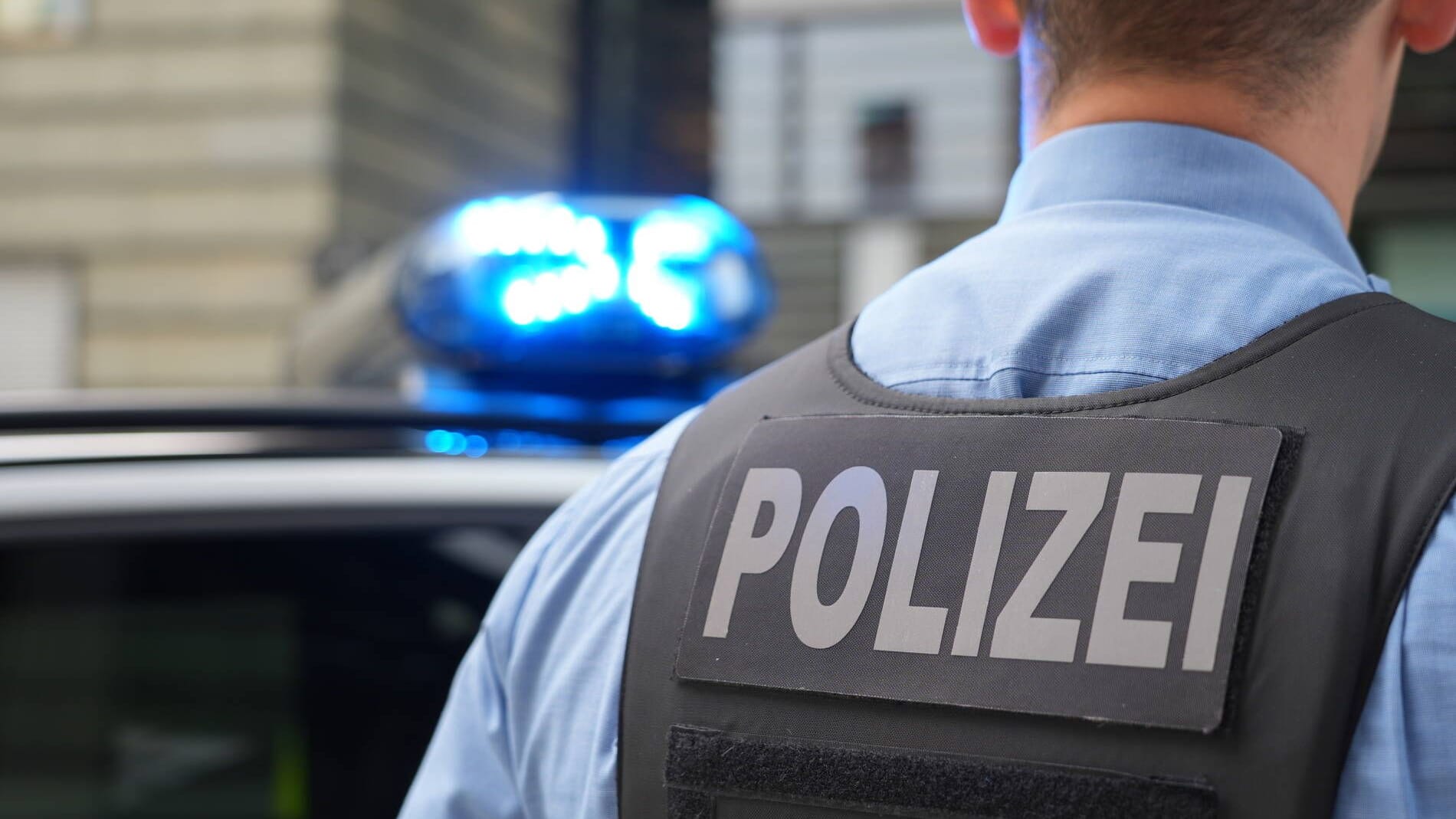 Polizist mit Schutzweste (Symbolfoto): Die Beamten suchen nach Zeugen des versuchten Raubes. Polizist mit Schutzweste (Symbolfoto): Die Beamten suchen nach Zeugen des versuchten Raubes.