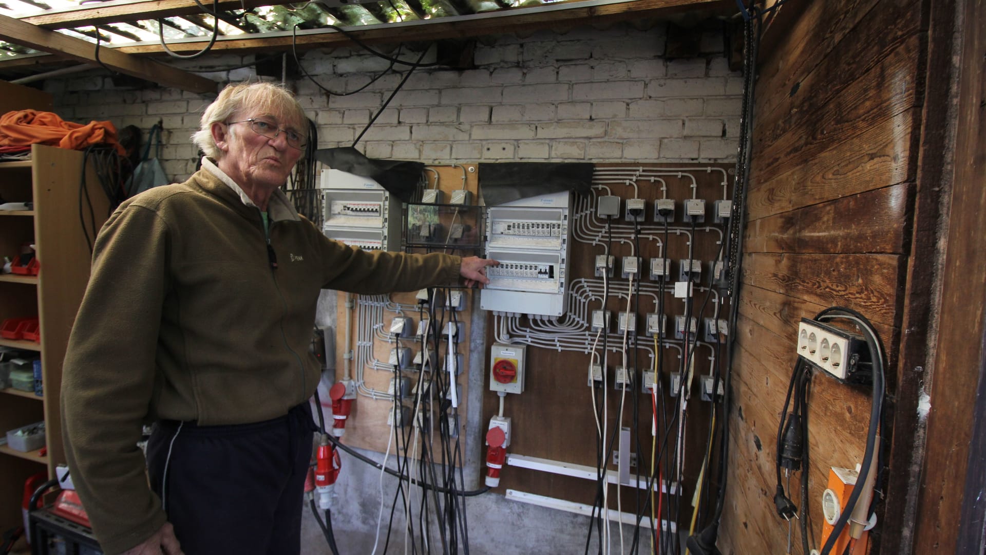 Sieben Kilometer Kabel, zwei Starkstromkreise, 50 Sicherungen: Monate im Voraus plant Rolf Vogt den Aufbau seines Weihnachtshauses.