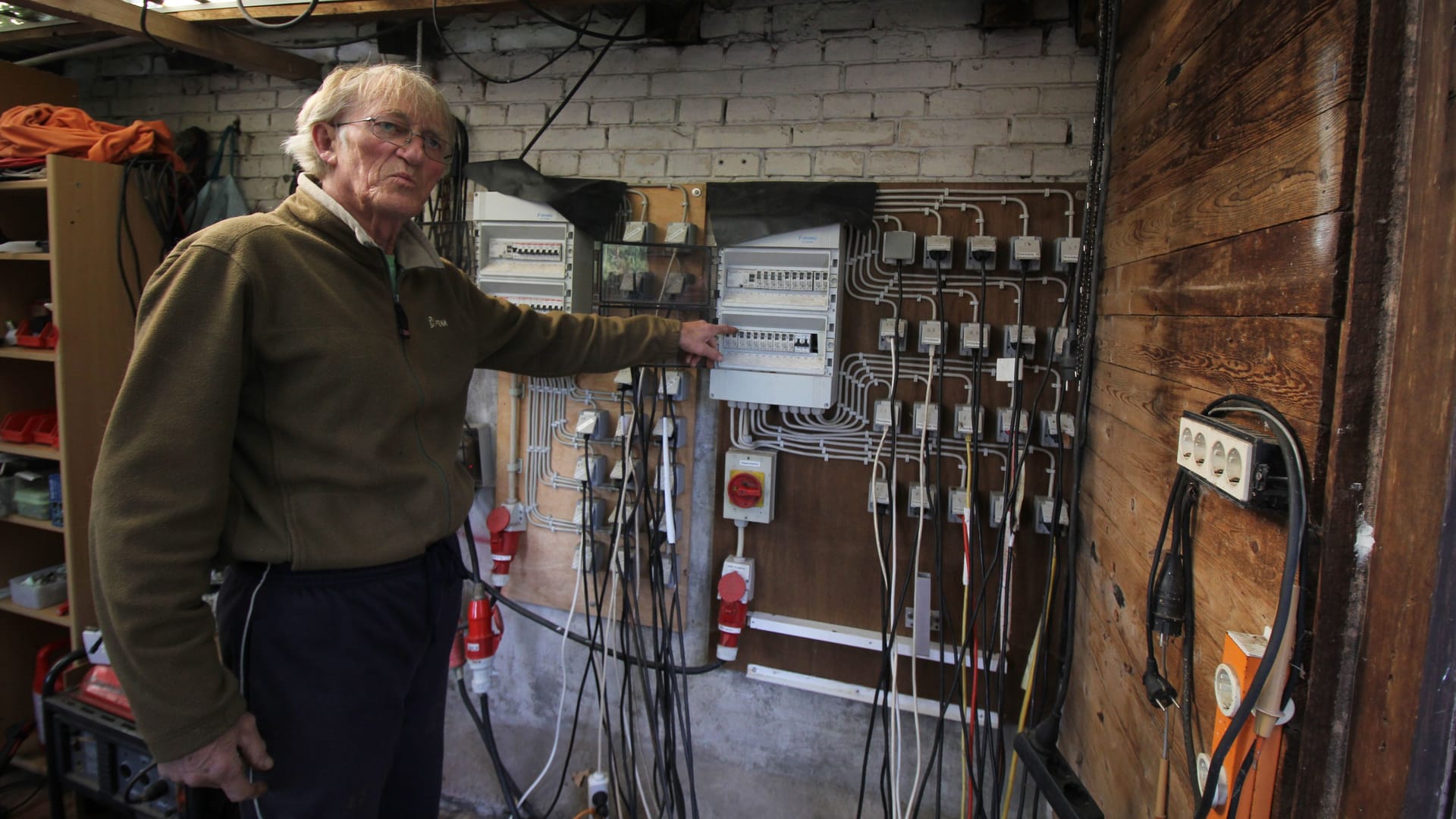 Sieben Kilometer Kabel, zwei Starkstromkreise, 50 Sicherungen: Monate im Voraus plant Rolf Vogt den Aufbau seines Weihnachtshauses.