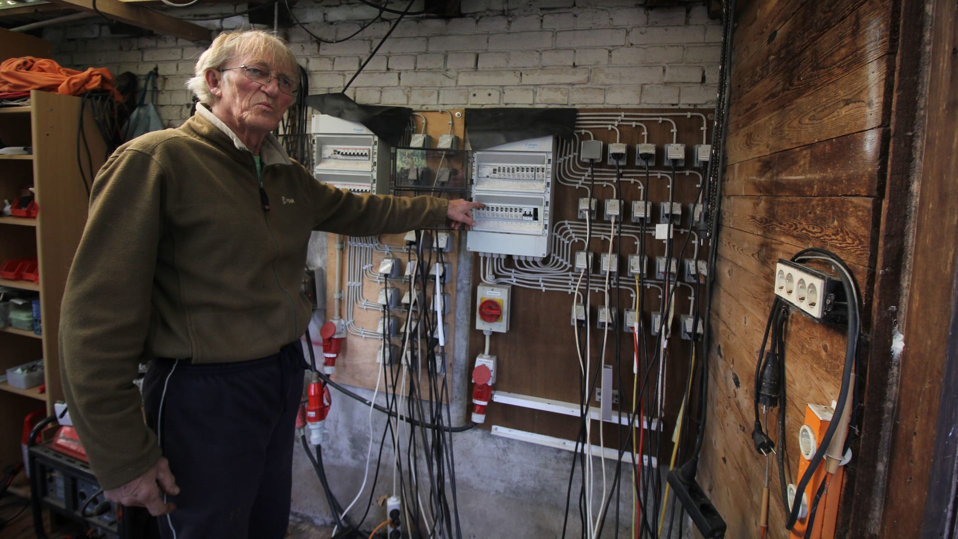 Sieben Kilometer Kabel, zwei Starkstromkreise, 50 Sicherungen: Monate im Voraus plant Rolf Vogt den Aufbau seines Weihnachtshauses.