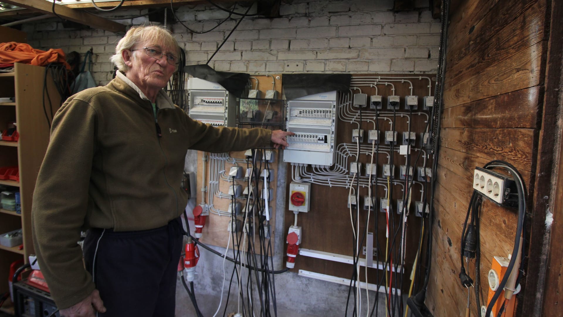 Sieben Kilometer Kabel, zwei Starkstromkreise, 50 Sicherungen: Monate im Voraus plant Rolf Vogt den Aufbau seines Weihnachtshauses.