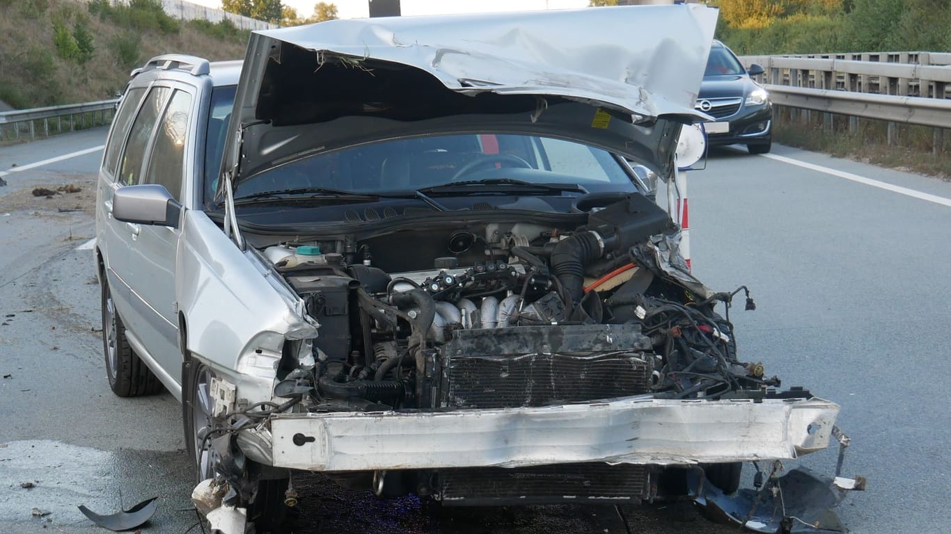 Die Front des Volvo ist vollkommen zerstört. Der Fahrer blieb jedoch unverletzt.