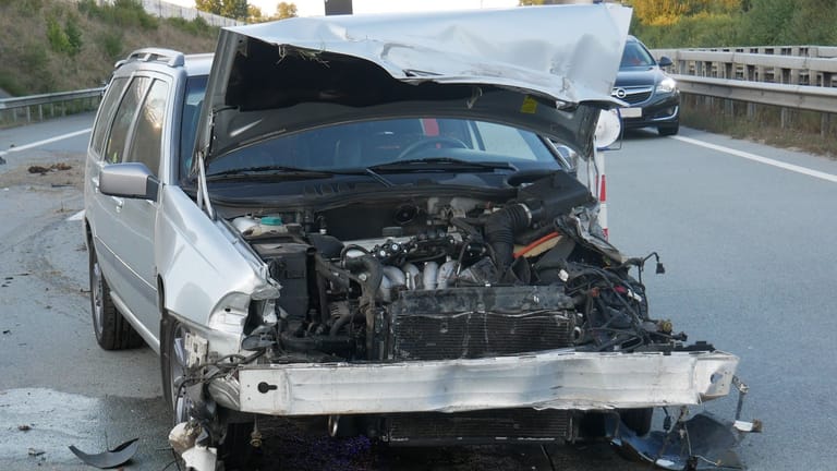 Die Front des Volvo ist vollkommen zerstört. Der Fahrer blieb jedoch unverletzt.
