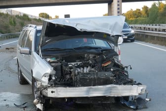 Die Front des Volvo ist vollkommen zerstört. Der Fahrer blieb jedoch unverletzt.