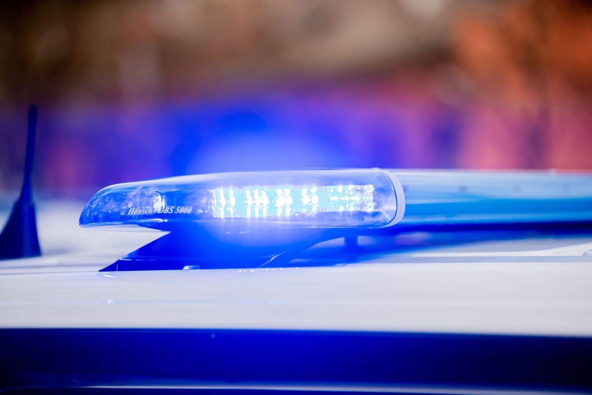 Das Blaulicht eines Polizeifahrzeuges leuchtet (Symbolbild): Der Fahrer versuchte, zu Fuß weiter zu flüchten.