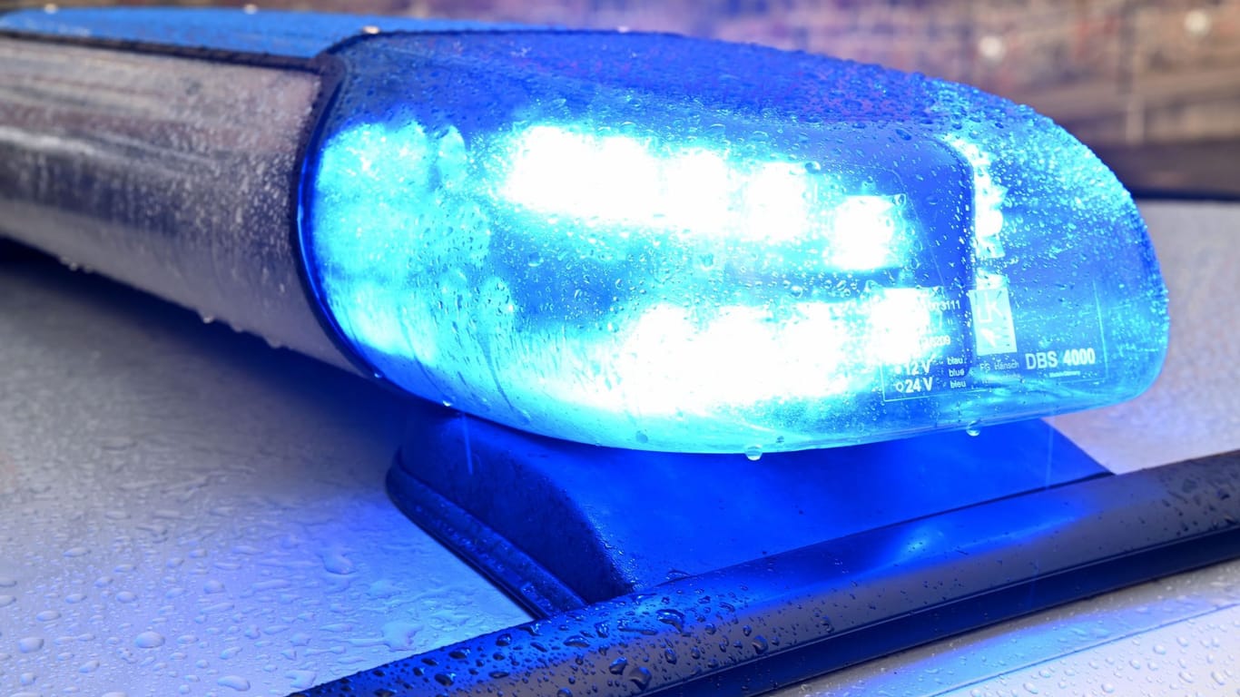 Ein Streifenwagen mit eingeschaltetem Blaulicht (Symbolbild): Ein Mann hat seinen Arm verloren, als er in eine Bahn steigen wollte.