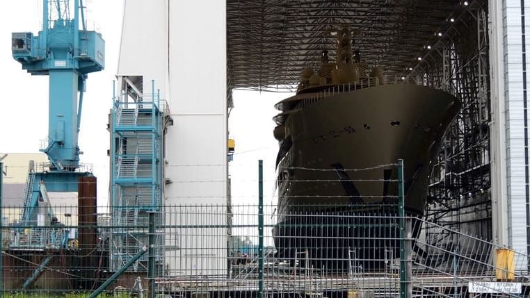 Die Luxusjacht "Dilbar" steht in der Lürssen Werft in Berne bei Bremen. Die Luxusjacht "Dilbar" steht in der Lürssen Werft in Berne bei Bremen.