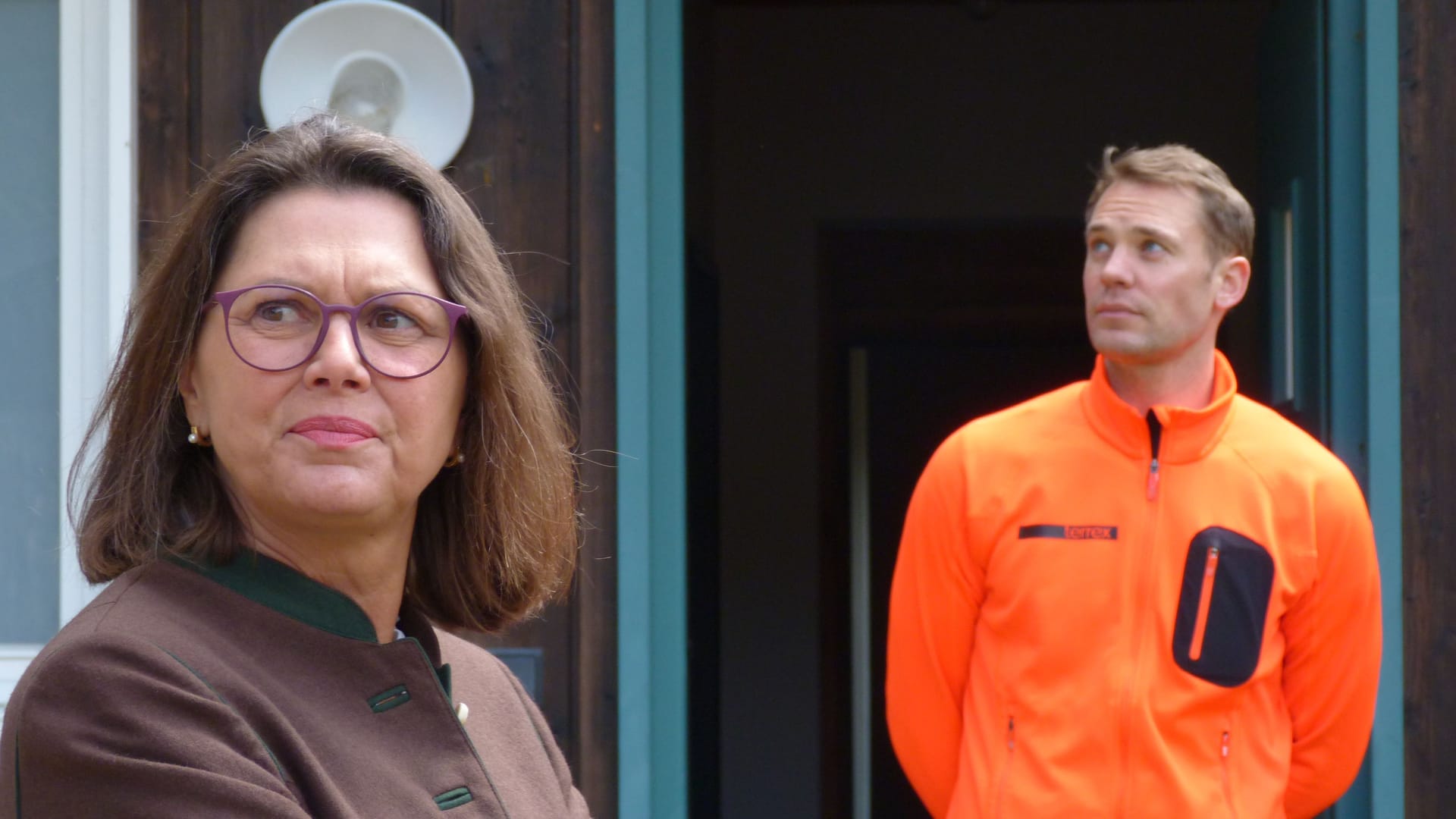 Bayerns Landtagspräsidentin Ilse Aigner und Bayern-Torwart Manuel Neuer bei einem Ortstermin am Forsthaus Valepp (Archivbild): Das Vorhaben ging bis in den Münchner Landtag.