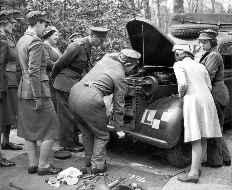 Als Teenager bei der Armee: Ende des Zweiten Weltkrieges diente die spätere Königin (ganz rechts) im "Auxiliary Territorial Service", einer der britischen Weltkriegs-Einheiten für unverheiratete Frauen, und wurde dort zur Automechanikerin ausgebildet.