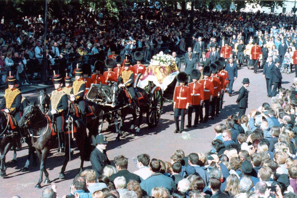 Trauerzug von Lady Diana: Damals wurde das Verhalten der Queen stark kritisiert.