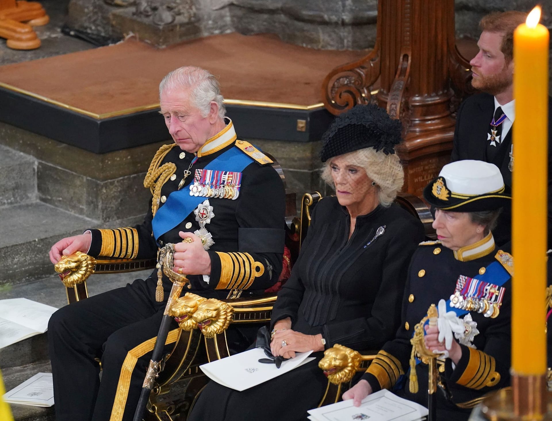 König Charles III., Königsgemahlin Camilla und Prinzessin Anne während des Gottesdienstes in der Westminster Abbey.