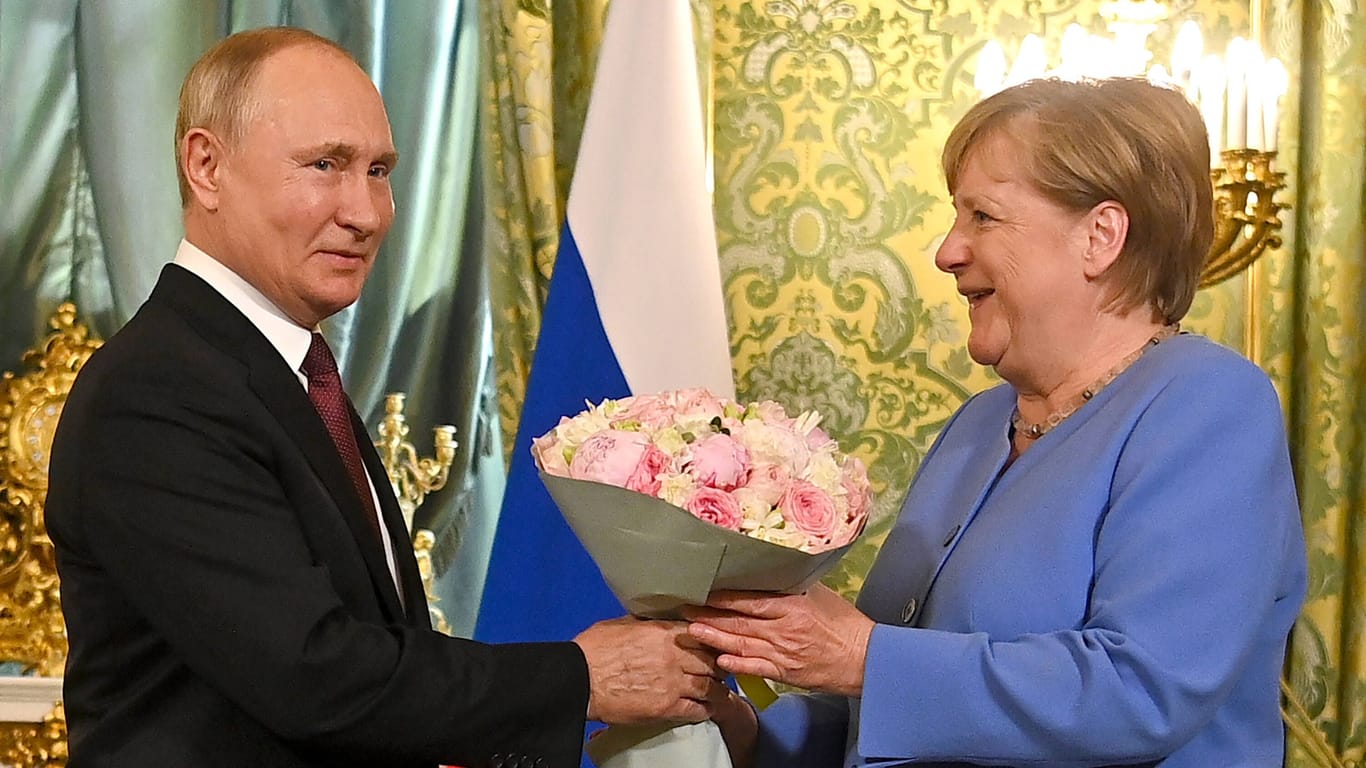 Wladimir Putin und Angela Merkel: Deutschlands frühere Kanzlerin beließ es bei Deutschlands hoher Abhängigkeit vom russischen Gas.