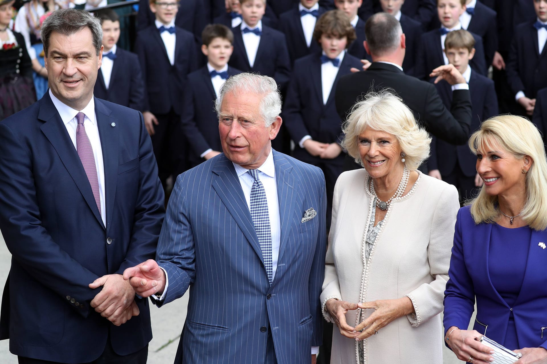 Markus Söder (CSU) und König Charles III. mit ihren Ehefrauen: Auf einem Twitter-Post hatten die Frauen bei Söder keinen Platz mehr.