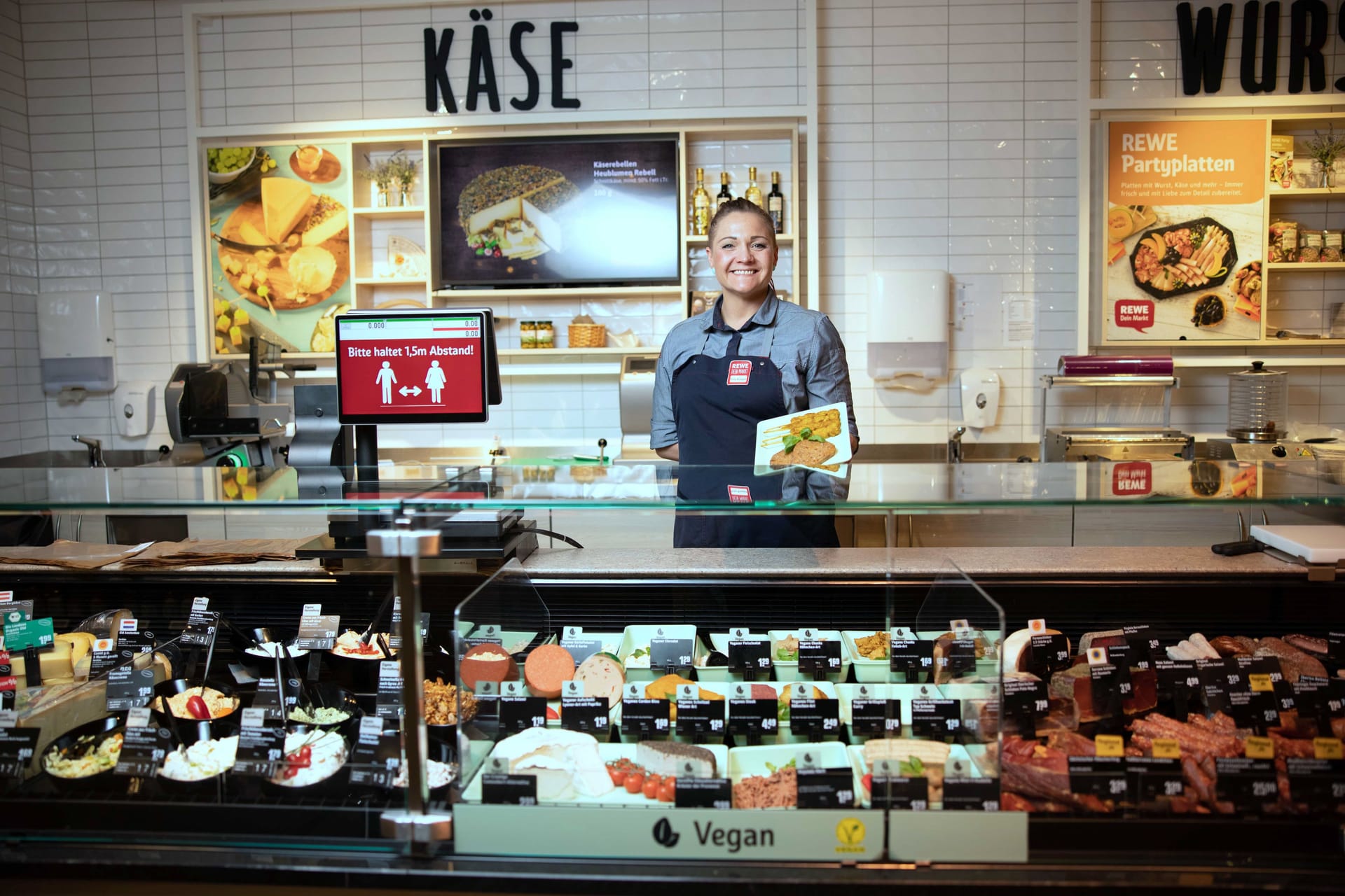 Größeres Sortiment: In Zukunft erwartet Kunden an der Frischetheke bei Rewe mehr als nur Fleisch und Käse.