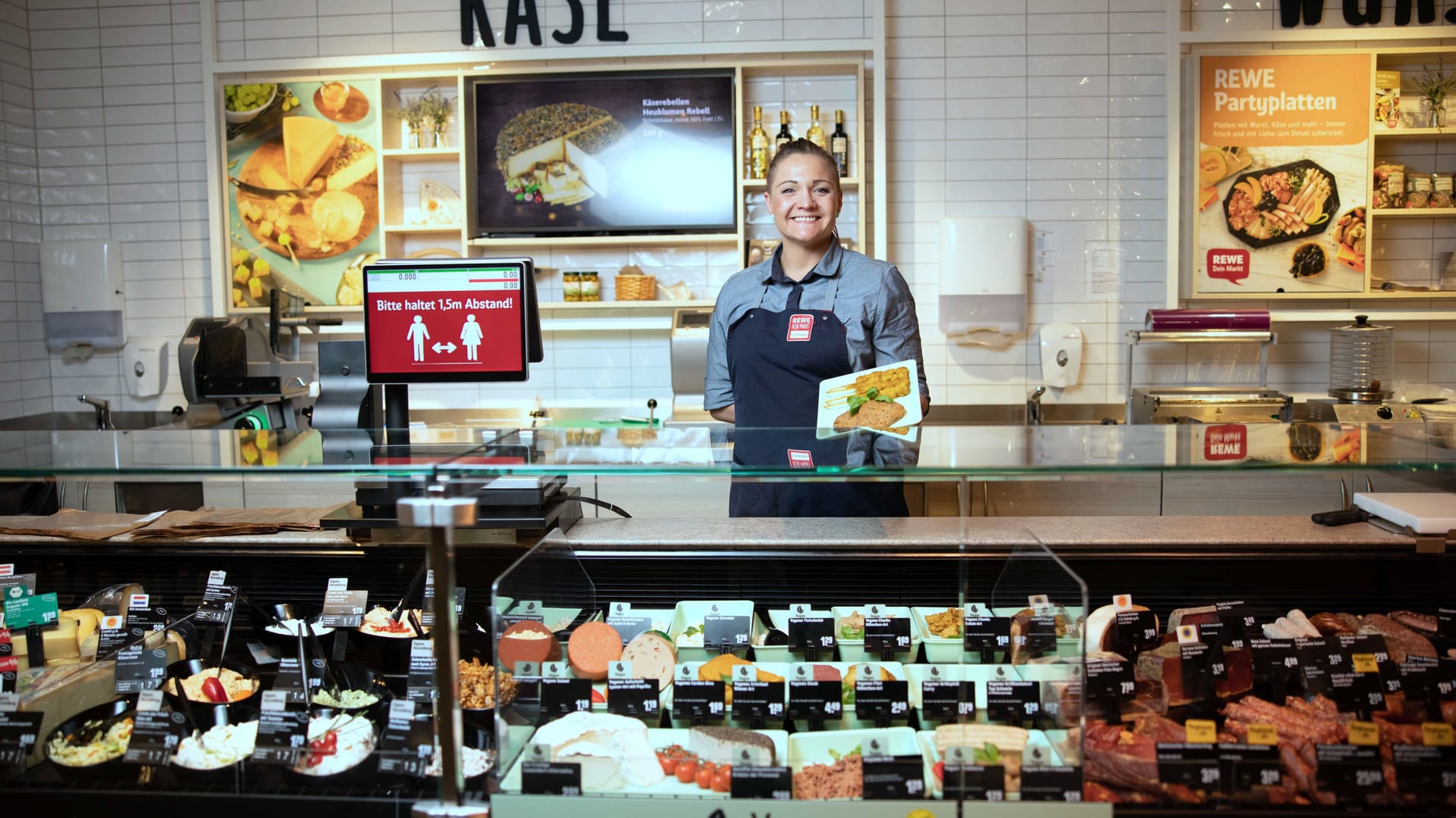 Größeres Sortiment: In Zukunft erwartet Kunden an der Frischetheke bei Rewe mehr als nur Fleisch und Käse.