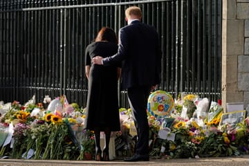 Harry und Meghan schauten sich die Blumen und die Karten an.