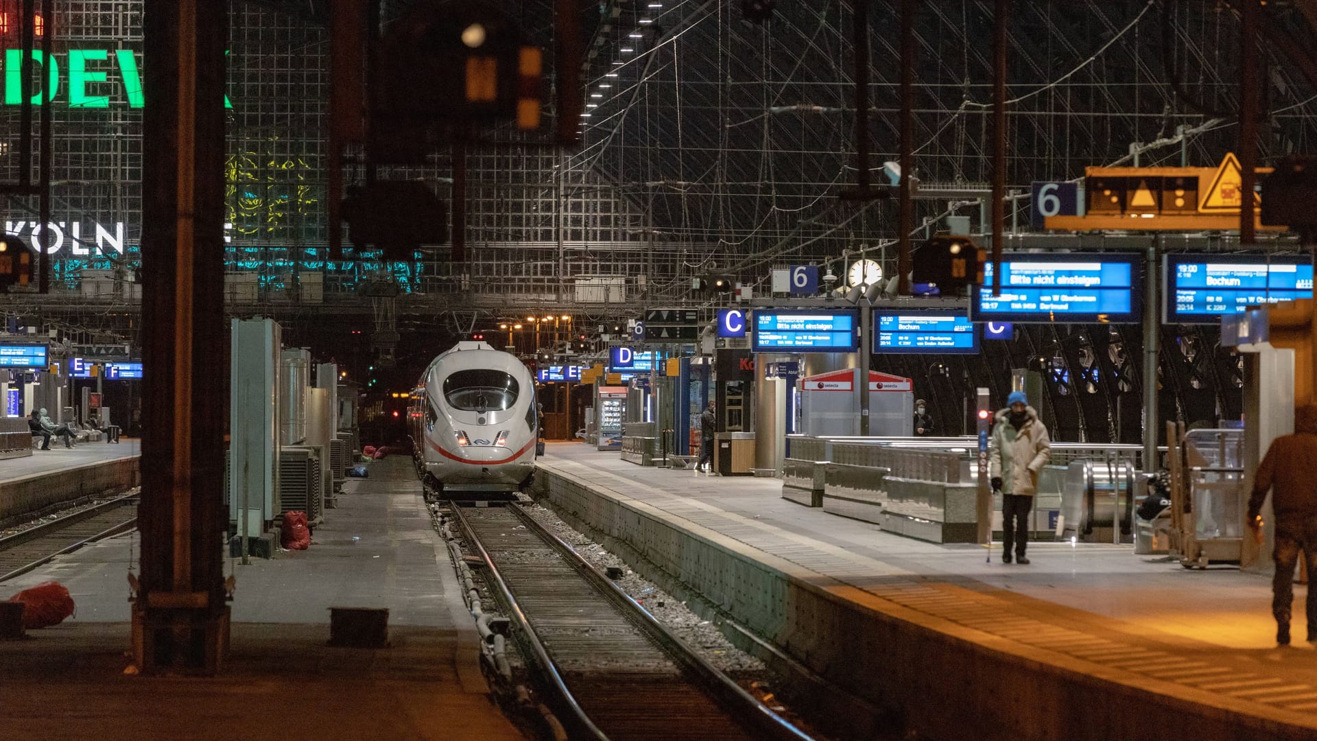 Ein ICE steht im Kölner Hauptbahnhof (Symbolbild): Die Frau konnte ihre Reise fortsetzen. Ein ICE steht im Kölner Hauptbahnhof (Symbolbild): Die Frau konnte ihre Reise fortsetzen.