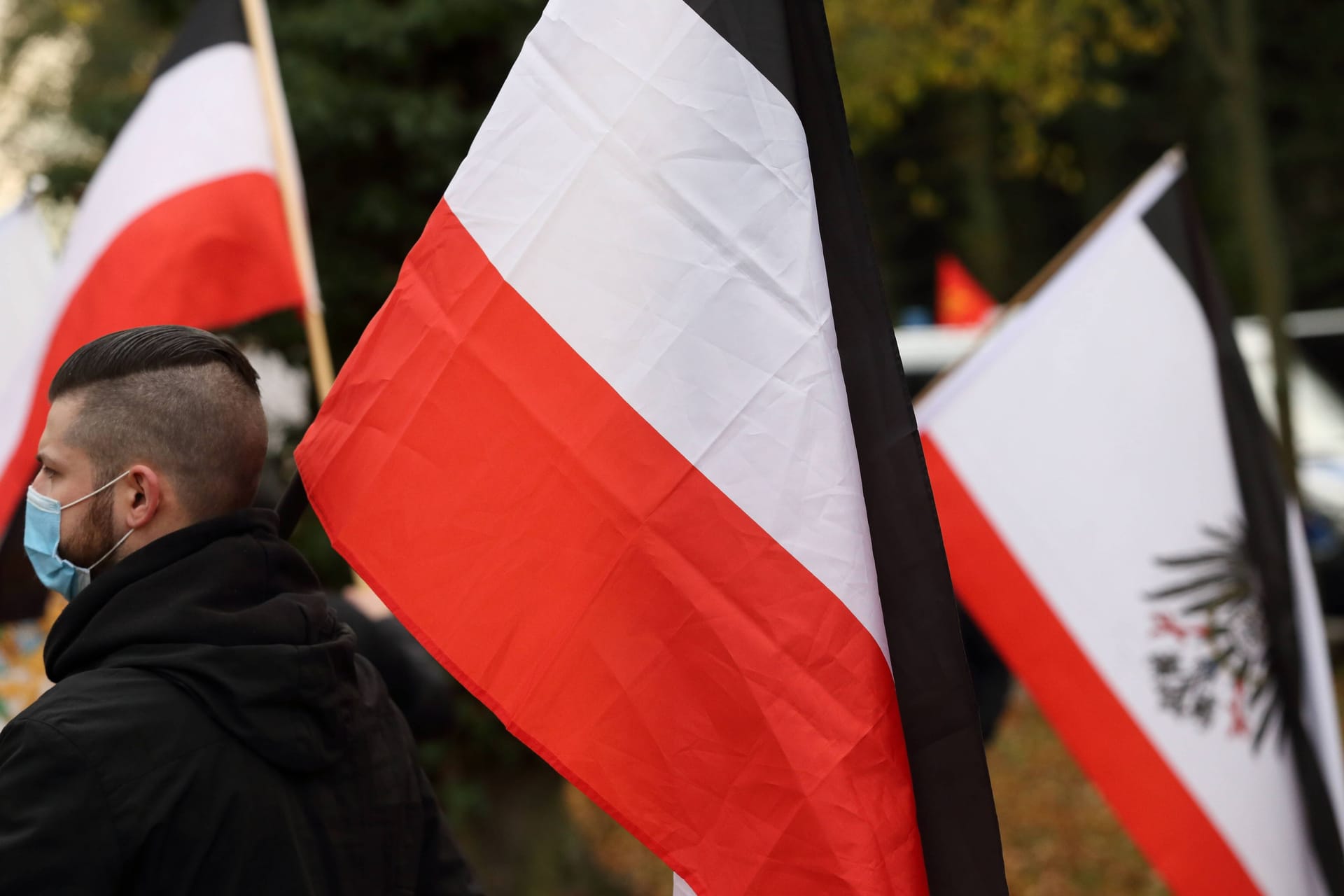 Ein Teilnehmer mit einer schwarz-weiß-roten Reichsflagge während einer Demonstration von Reichsbürgern (Archivbild): Bei der Demonstration werden auch extremistische Reichsbürger erwartet.