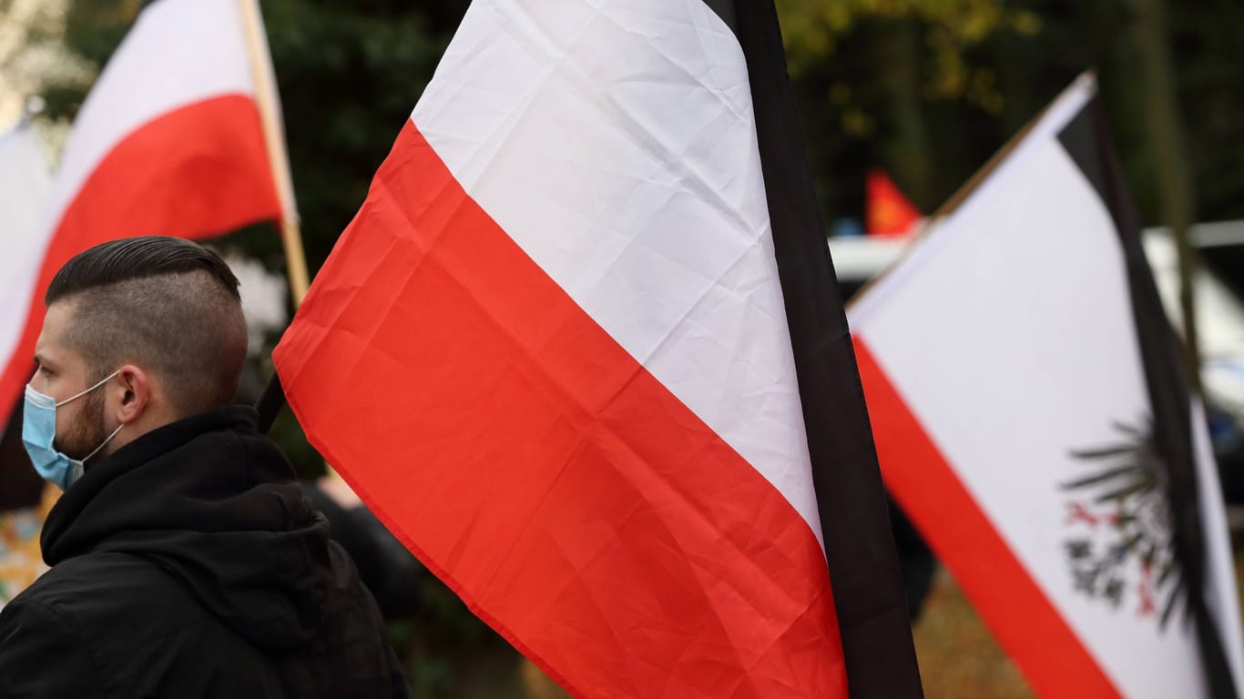 Ein Teilnehmer mit einer schwarz-weiß-roten Reichsflagge während einer Demonstration von Reichsbürgern (Archivbild): Bei der Demonstration werden auch extremistische Reichsbürger erwartet.