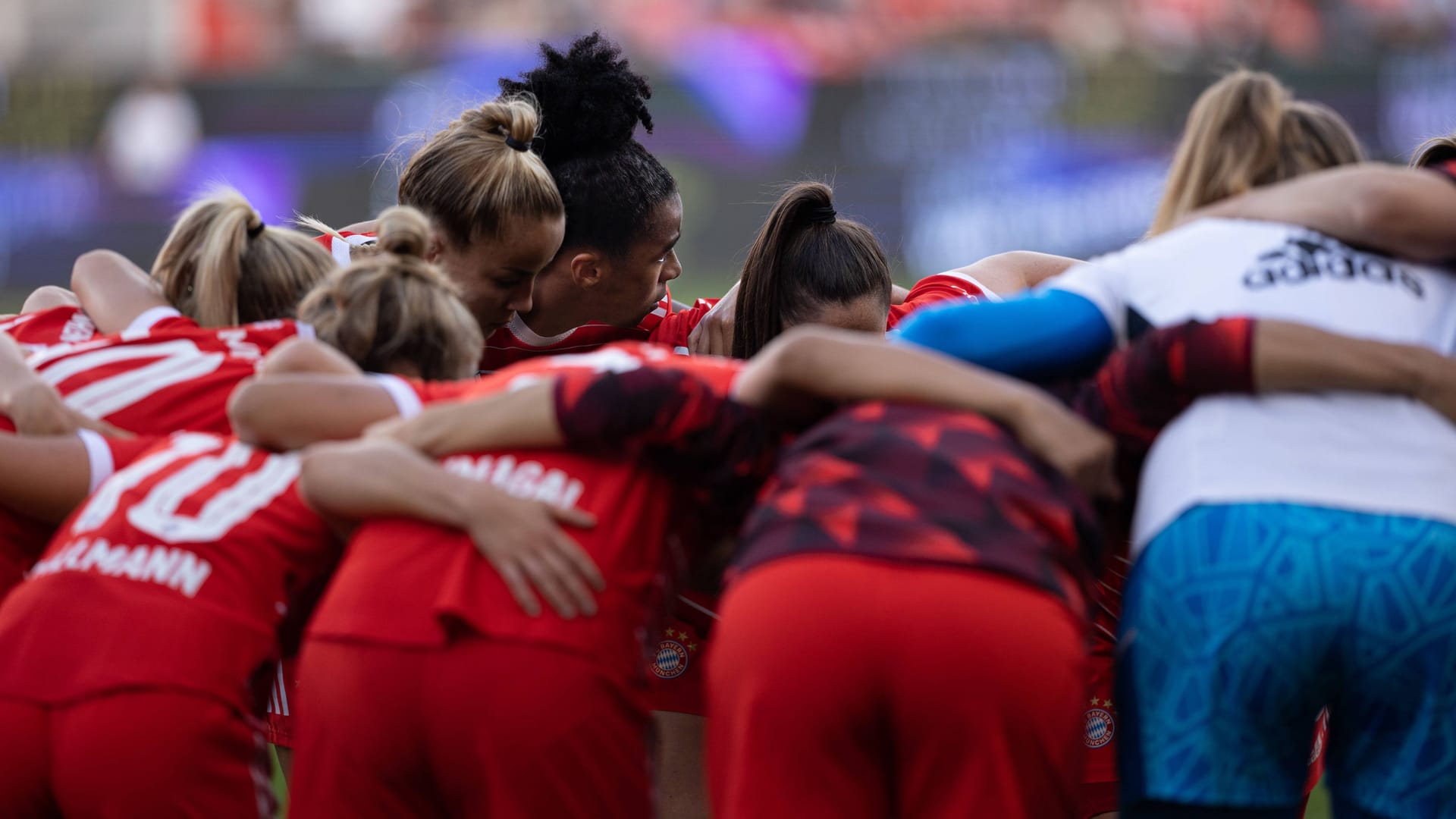 Es geht wieder los: Die Frauen des FC Bayern wollen den VfL Wolfsburg im Titelkampf fordern.