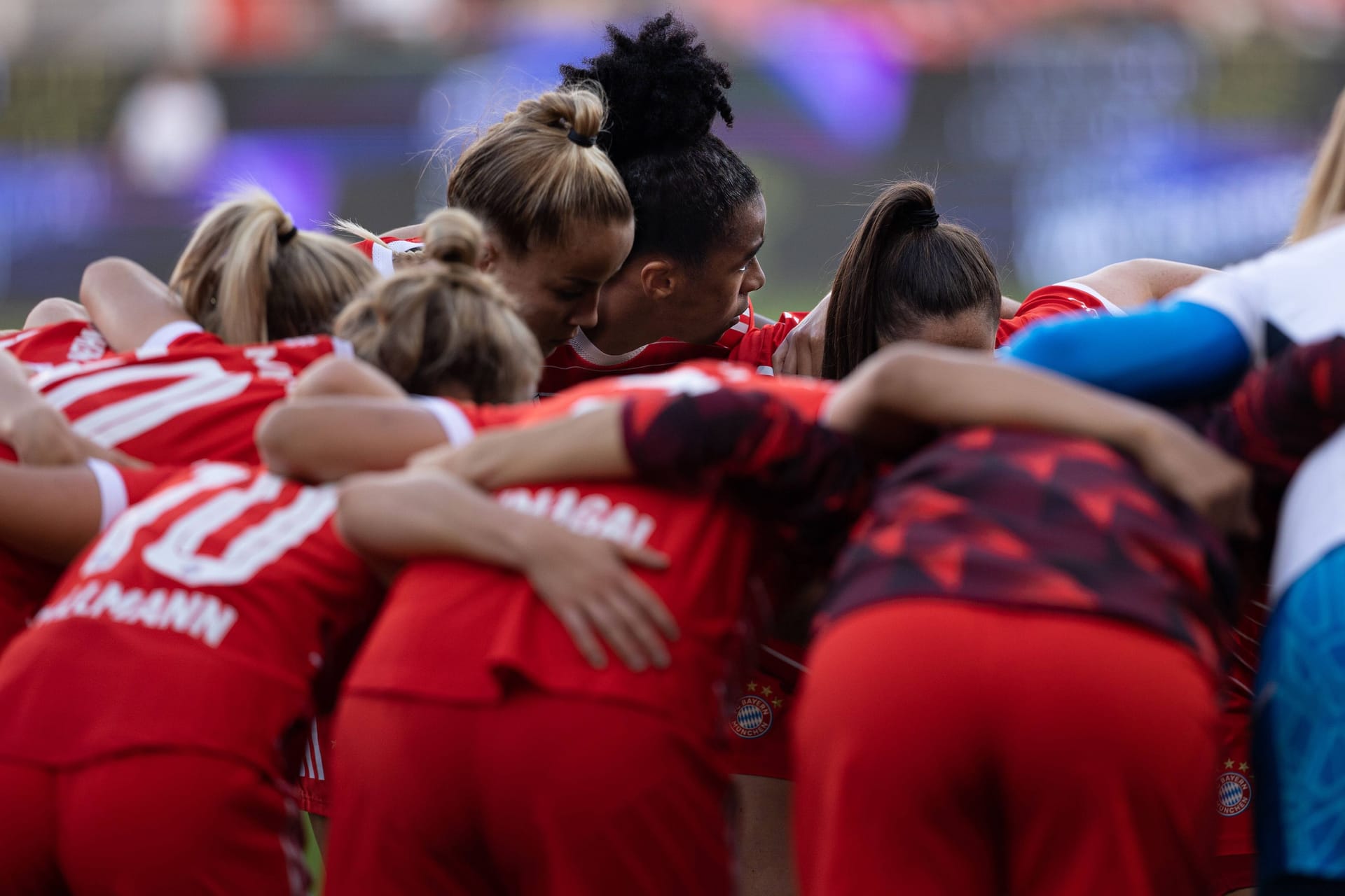 Es geht wieder los: Die Frauen des FC Bayern wollen den VfL Wolfsburg im Titelkampf fordern.