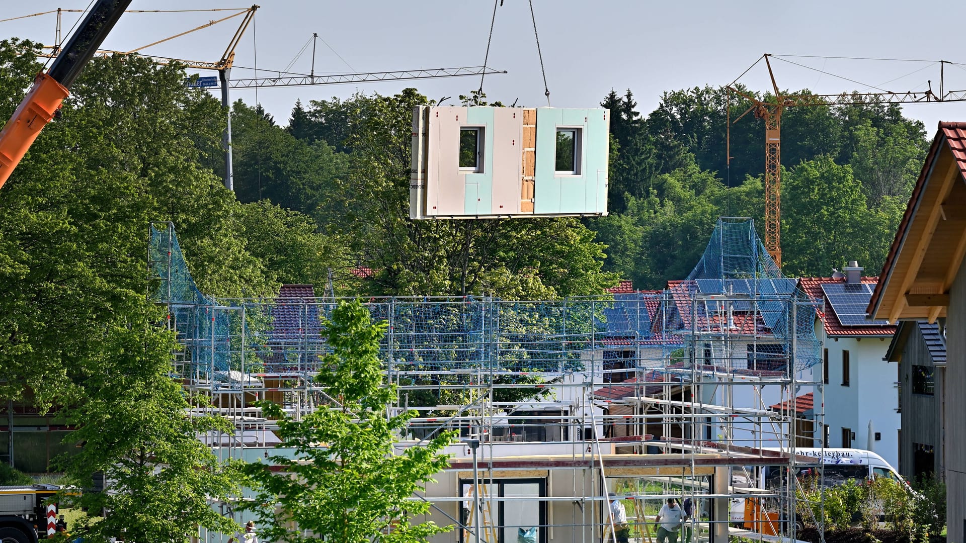 Ein Fertighaus entsteht: Die Gebäude werden aus vorgefertigten Teilen zusammengesetzt.