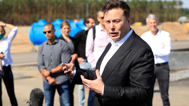 Elon Musk auf der Baustelle der Tesla Gigafactory in Grünheide (Archivbild): Die Batteriezellfertigung könnte laut Medienberichten zurück in die USA verlagert werden.