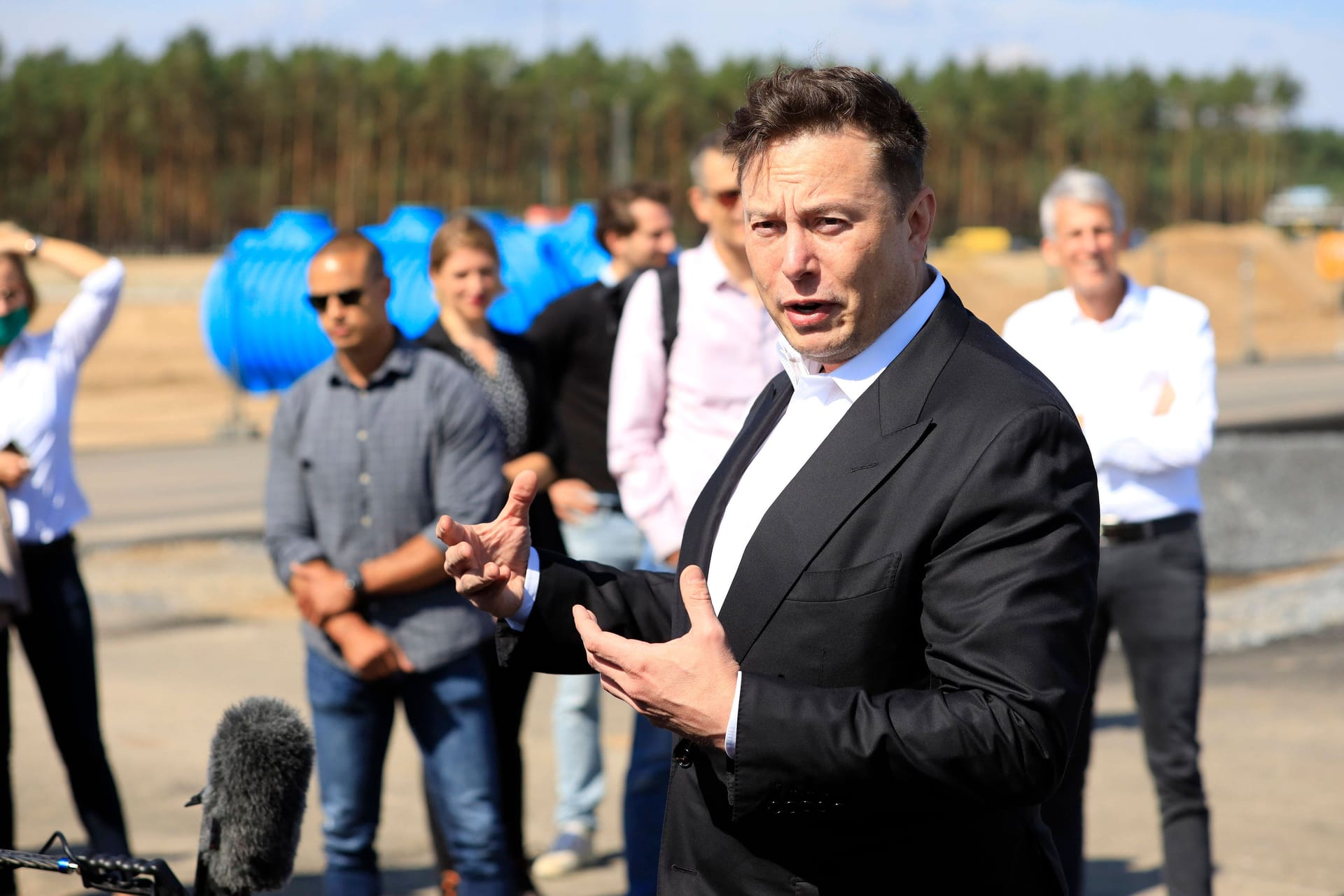 Elon Musk auf der Baustelle der Tesla Gigafactory in Grünheide (Archivbild): Die Batteriezellfertigung könnte laut Medienberichten zurück in die USA verlagert werden. Elon Musk auf der Baustelle der Tesla Gigafactory in Grünheide (Archivbild): Die Batteriezellfertigung könnte laut Medienberichten zurück in die USA verlagert werden.