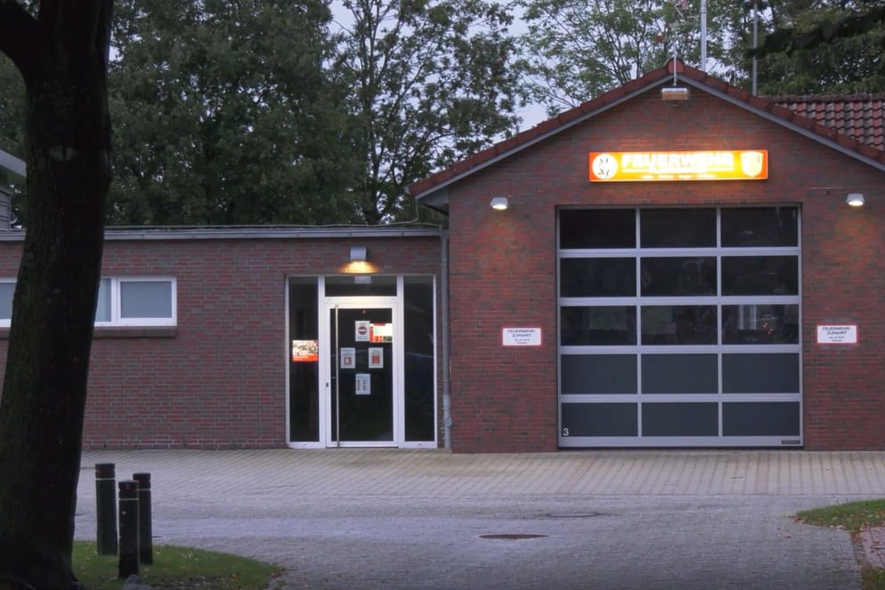 Das Feuerwehrgebäude in Plaggenburg: Am Morgen war die Garage leer.