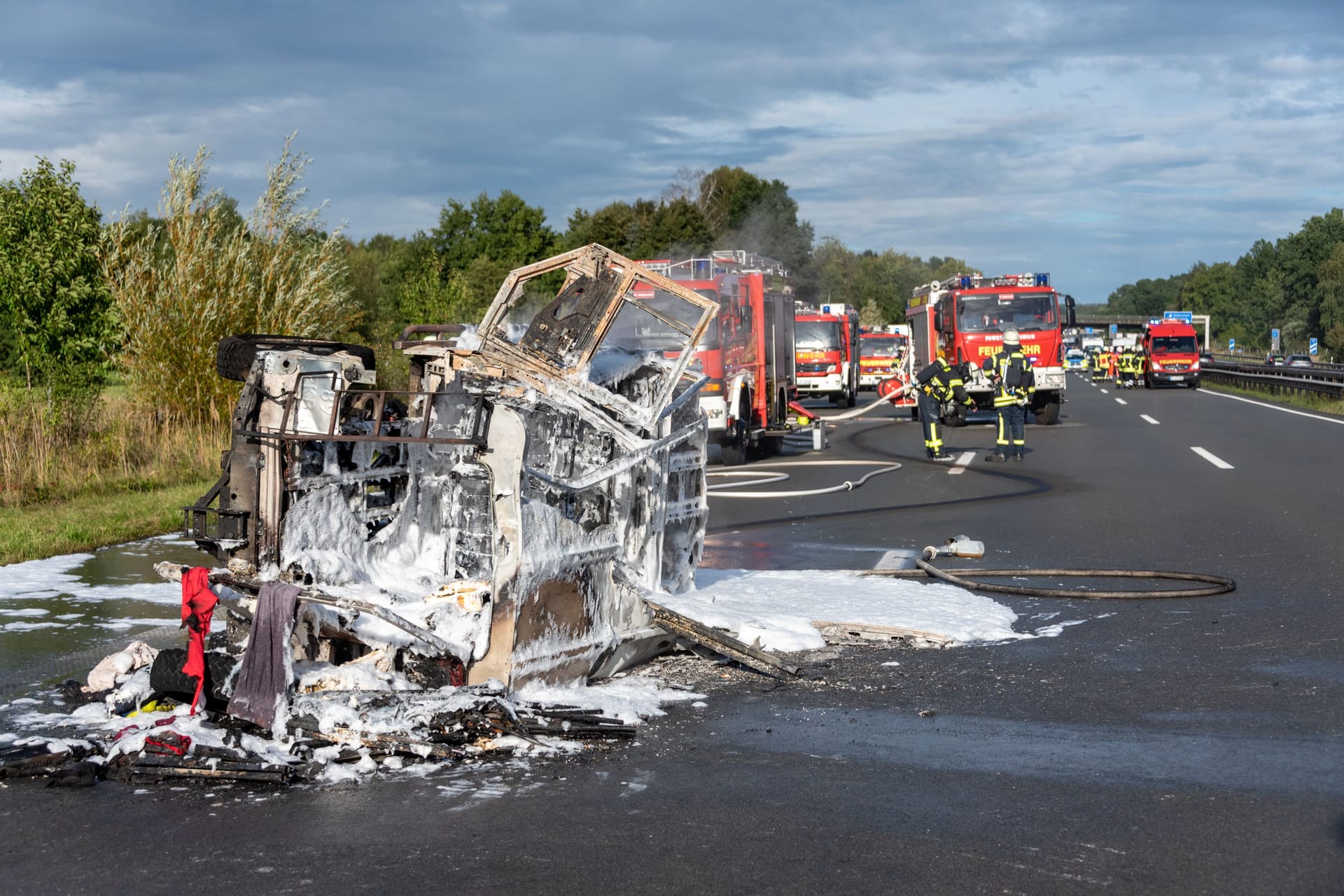 Der ausgebrannte Geländewagen: Die drei Insassen sowie sechs weitere Personen wurden bei dem Unfall verletzt.