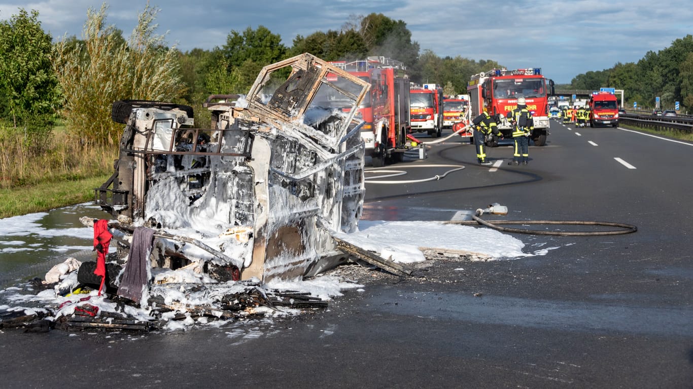 Der ausgebrannte Geländewagen: Die drei Insassen sowie sechs weitere Personen wurden bei dem Unfall verletzt.