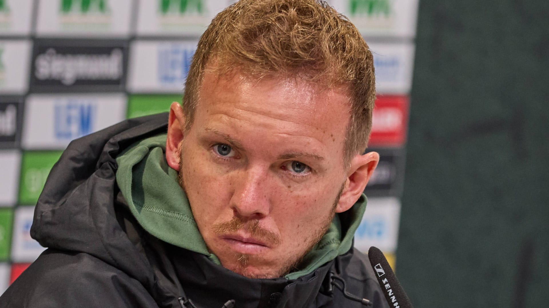 Julian Nagelsmann: Nach der Niederlage in Augsburg legte der Trainer des FC Bayern bei der Pressekonferenz einen denkwürdigen Auftritt hin.