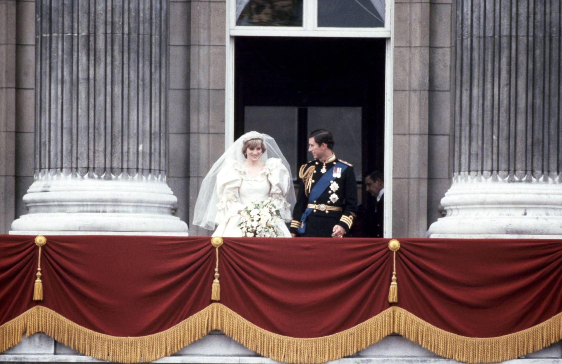 Am 29. Juli 1981 heiratet das Paar. Diana bekommt den Titel Princess of Wales. 750 Millionen Menschen weltweit verfolgen die Zeremonie im Radio und Fernsehen.